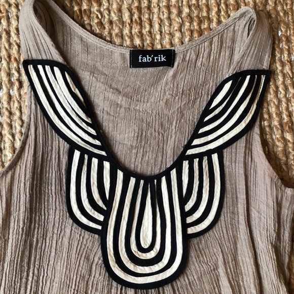 Tan with black and white sleeveless dress - Picture 2 of 3